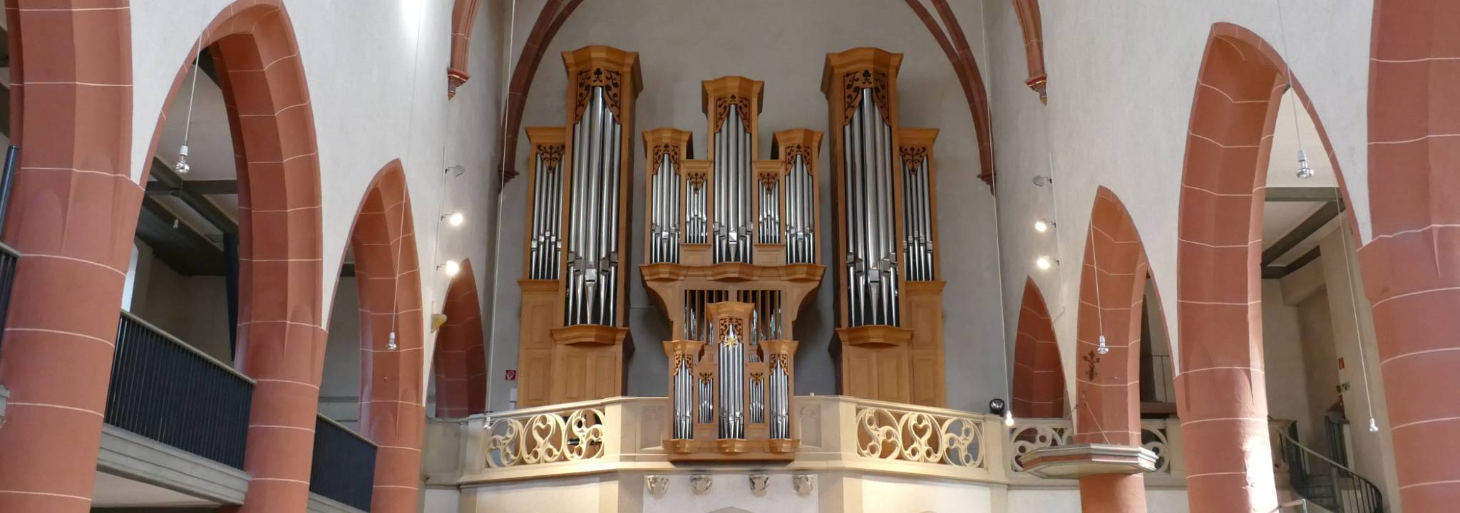 Die Orgel thront in der Stiftskirche über dem Altar
