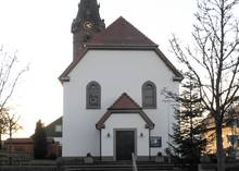 Evang. Kirche Waldkatzenbach - Eingangsseite im Gegenlicht