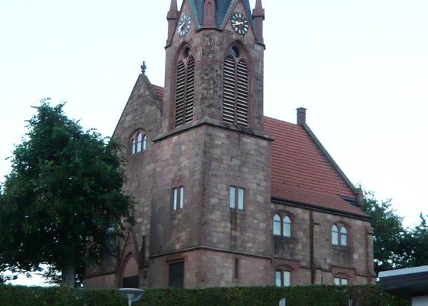 Evang. Kirche Oberdielbach - burgähnliches Sandsteingebäude im Gegenlicht