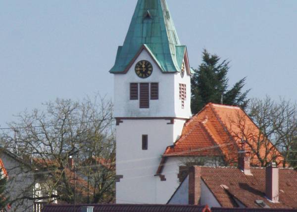 Quelle: Evang. KG Lohrbach / U. Brinkmann Evang. Kirche Reichenbuch - Turmansicht im Gegenlicht